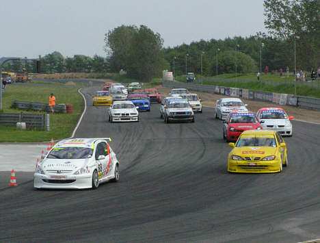 Starten på første løb, hvor Klaus Verner udnytter sin poleposition på fornemmeste vis. (Foto: Motorsporten.dk)